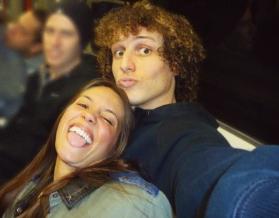 David Luiz và Sara nhắng nhít trên tàu điện ngầm.