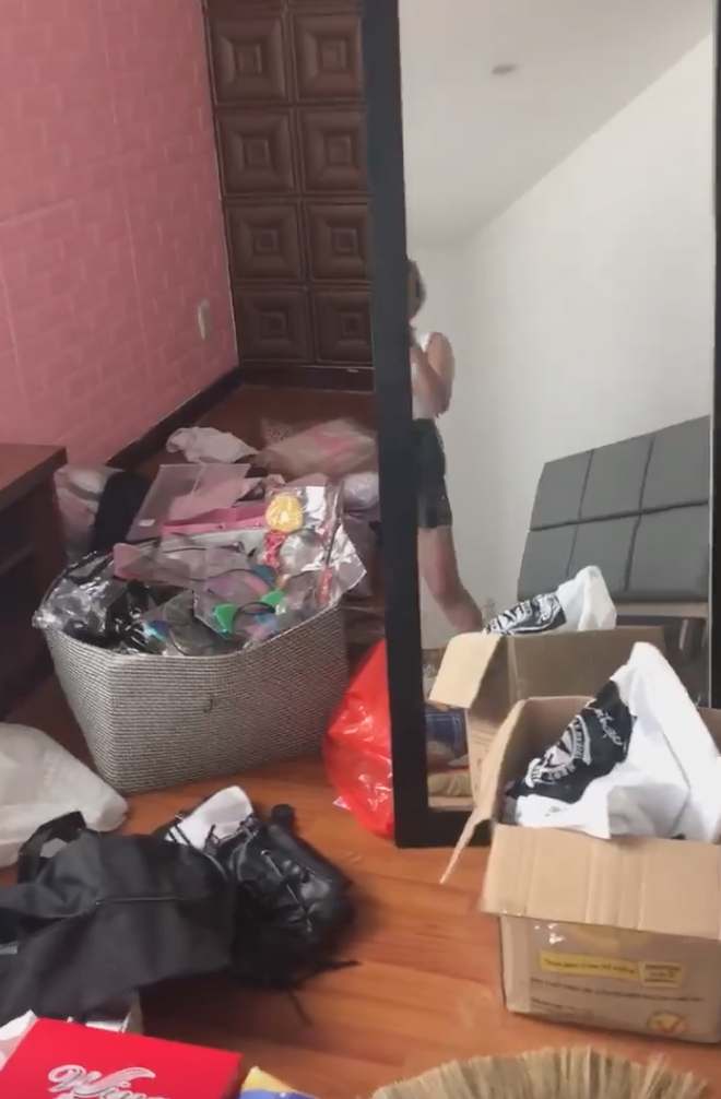 Thậm chí, nhà vệ sinh của căn phòng trông bẩn thỉu như chưa từng được lau dọn.