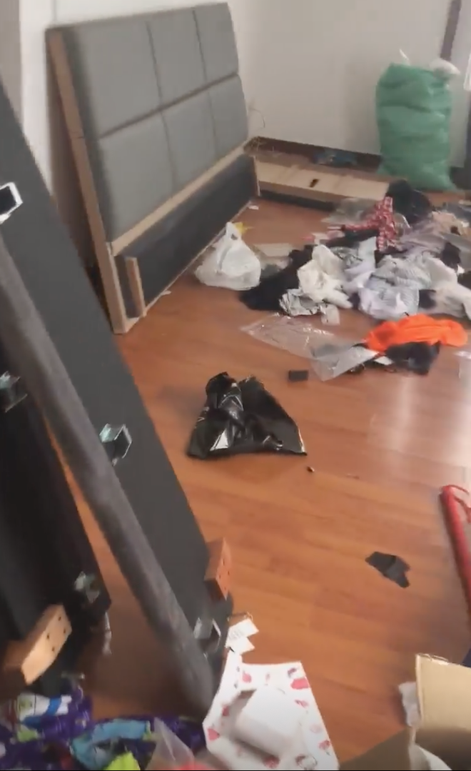 Khi nhìn thấy clip và những hình ảnh nơi sinh sống của Ngân 98, nhiều người há hốc mồm kinh ngạc và cho rằng "chắc gì ra ngoài đẹp thì đã sống sạch".