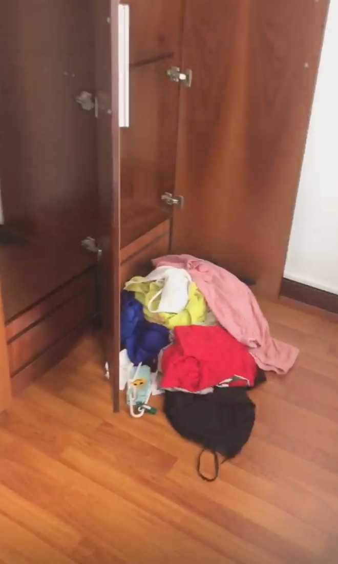 Cụ thể, nickname M.Q bình luận: "Đây hình như là góc không gian mà Ngân 98 hay livestream bán quần áo đây mà. Sao nhìn ảnh thực kinh khủng khiếp thế này. Thôi, từ giã những món đồ và sản phẩm mà chị quảng cáo."