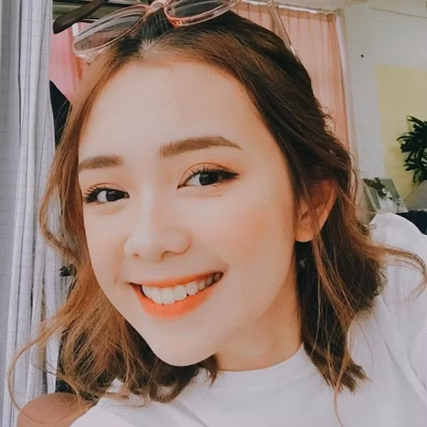 Bên cạnh khuôn mặt ưa nhìn, thân hình đẹp, con gái có nụ cười rạng rỡ sẽ đặc biệt dễ thu hút người đối diện. Nếu đủ được những yếu tố trên, chắc chắn bạn đã là người vô cùng cuốn hút. Đó cũng là hình tượng mà một nữ sinh ĐH Kinh tế Quốc dân đã thể hiện và khiến đông đảo dân mạng chú ý đến mình.