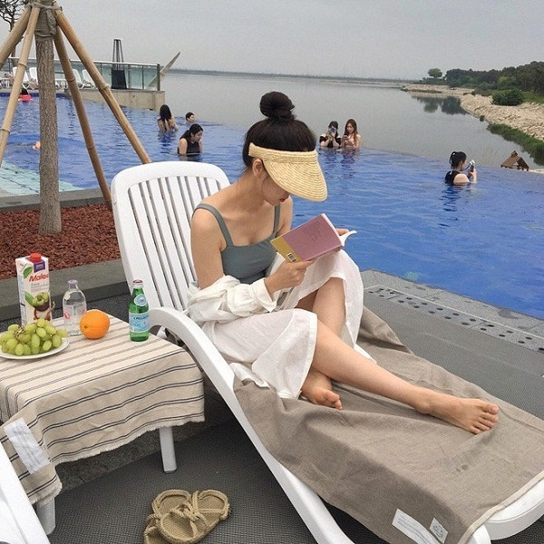 Với vẻ ngoài xinh yêu nên chiếc mũ này rất phù hợp với những set đồ bánh bèo điệu đà.