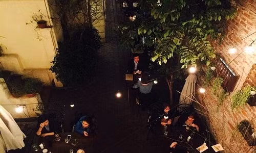 Mặc dù nằm ngay giữa lòng Thủ đô nhưng một khi đã bước vào trong quán, sự xô bồ, ồn ã sẽ hoàn toàn biến mất. Thay vào đó là một không gian xanh mát, trong lành, yên tĩnh. Đây là quán cafe thực sự dành cho những người yêu thích sự lãng mạn và một chút hoài cổ.