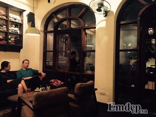Bạn Minh Hạnh - khách hàng tại quán cafe mở xuyên đêm này cho hay: "Mình rất thích không gian của quán ngay lần đầu ghé thăm. Mình và bạn bè vẫn thường tám chuyện suốt đêm ở đây, chỉ cần mỗi đứa 1 ly cafe là có thể ngồi cả ngày lẫn đêm. Nếu trời khuya muộn thì ngả lưng ngủ luôn tại quán cũng được, cảm thấy khá thoải mái".