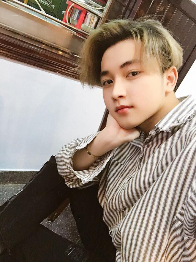 Hoàn chia sẻ mình sinh năm 1999 đang học trường Cao Đẳng Du lịch Đà Nẵng. Cậu bạn tham gia Tik Tok bản Trung rồi chuyển sang chơi Tik Tok Việt từ những ngày đầu mới xuất hiện nên xây dựng được "thương hiệu" trên MXH này.