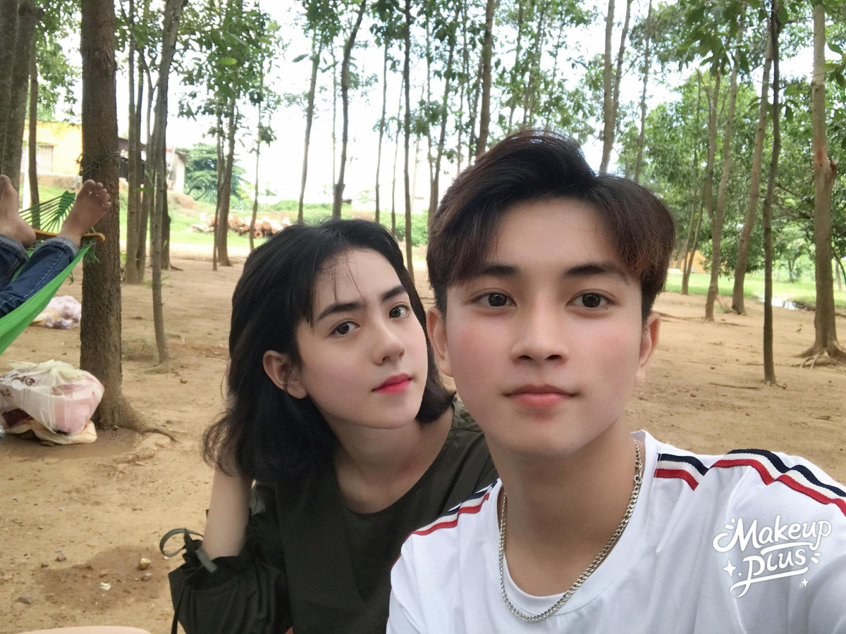 Cho biết dù sớm kiếm được tiền và nổi trên Tik Tok song Hoàn vẫn chuyên tâm với việc học. Trên Facebook cá nhân, Hoàn có hơn hơn 116k follower.