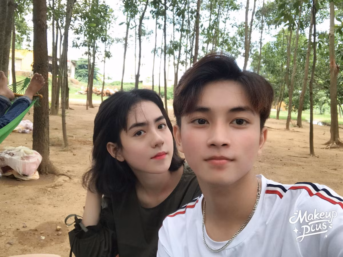 Cho biết dù sớm kiếm được tiền và nổi trên Tik Tok song Hoàn vẫn chuyên tâm với việc học. Trên Facebook cá nhân, Hoàn có hơn hơn 116k follower.