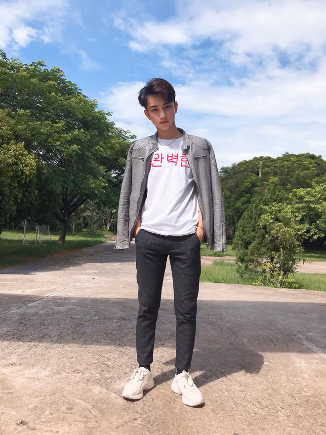 Với một bạn trẻ 19 tuổi đang còn đi học thì đây quả là một khoản tiền không hề nhỏ. Chưa kể, Hoàn nổi tiếng trên Tik Tok nhận được nhiều tình cảm từ bạn trẻ, có fan và hình ảnh được nhiều người biết đến.