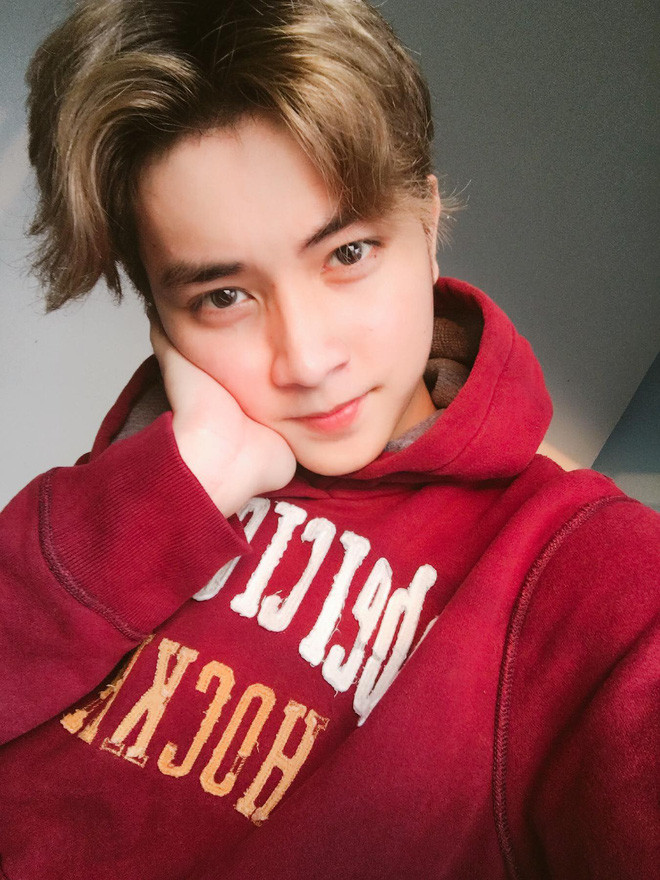 Không cần quay clip quá công phu, Hoàn đã có thể "đốn gục" trái tim người xem bằng gương mặt cực kỳ bảnh bao tựa mỹ nam của mình.