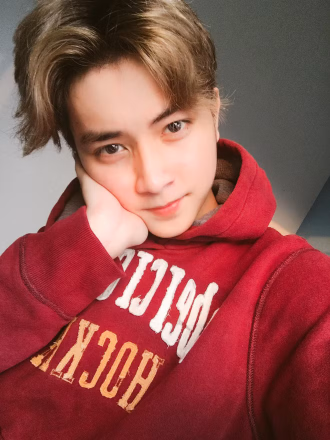 Không cần quay clip quá công phu, Hoàn đã có thể "đốn gục" trái tim người xem bằng gương mặt cực kỳ bảnh bao tựa mỹ nam của mình.