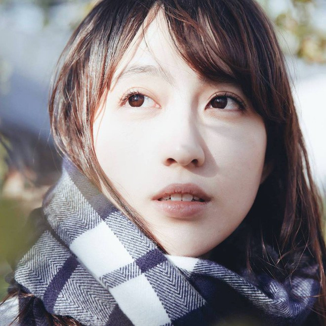 Điều đặc biệt khiến bộ ảnh của nữ họa sĩ Chichi được quan tâm đó là không phải cô khoe làn da trắng bóc như những hot girl khác mà lại phơi bày làn da loang lổ bởi căn bệnh viêm da cơ địa của chính cô.