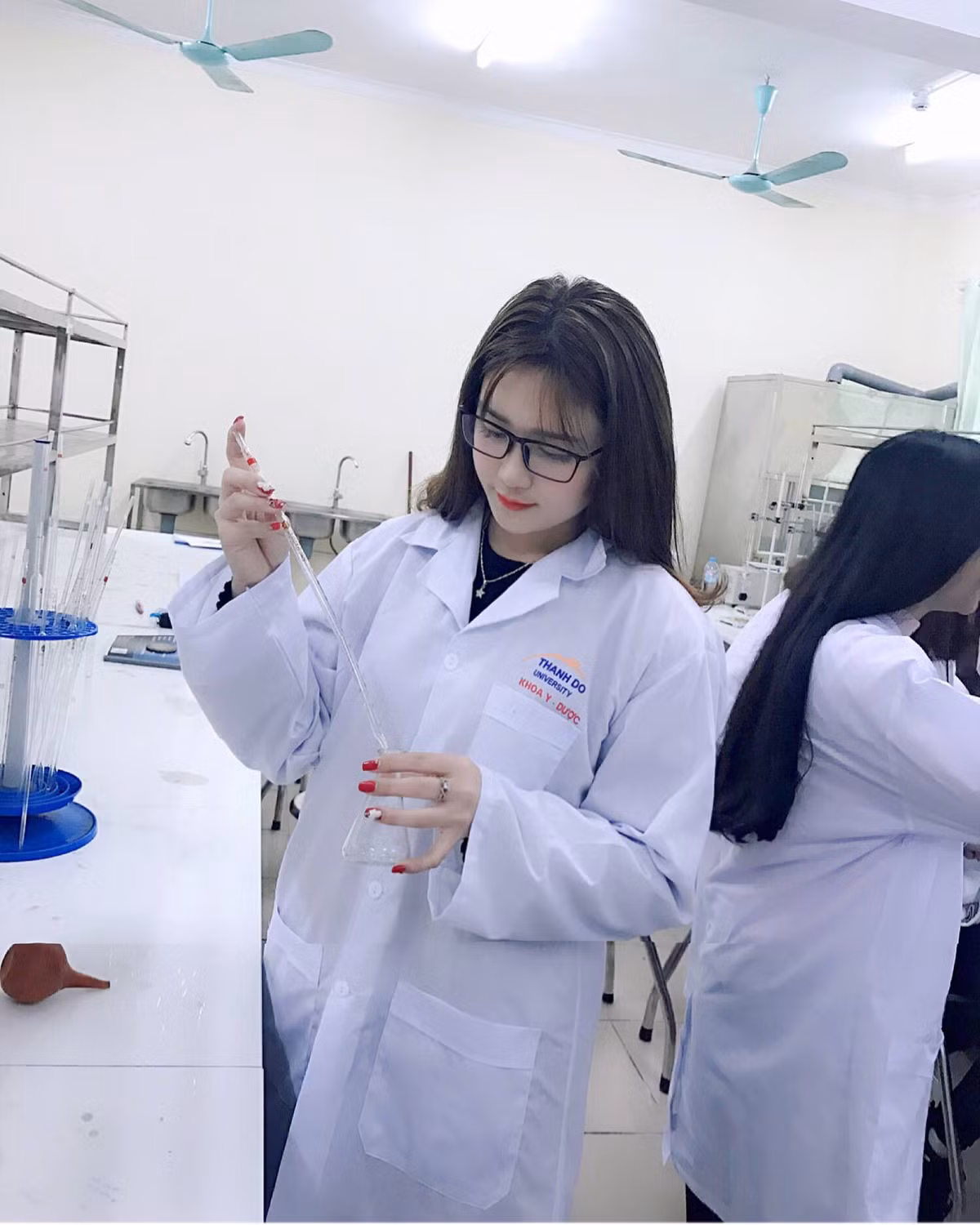 Những ngày vừa qua, dân mạng đang rất quan tâm đến bức ảnh của một bạn gái với caption đơn giản: "Con gái khoa Dược". Ngay sau khi đăng tải, nữ sinh Y Dược trên ngay lập tức trở nên vô cùng hot trên mạng xã hội và nhận được nhiều ý kiến bình luận từ cộng đồng mạng.