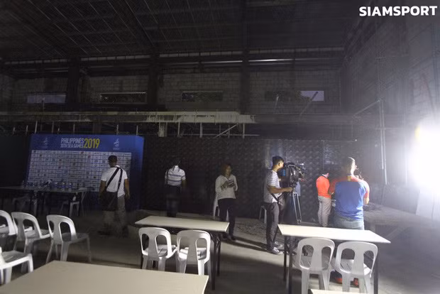 Mới đây trên các trang mạng xã hội hình ảnh phòng họp báo SEA Games 30 sau trận U22 Malaysia và U22 Myanmar đã khiến nhiều người phải giật mình vì không rõ đây là phòng tiếp truyền thông, báo chí hay một cái "chuồng nuôi lợn". Ảnh: Siamsport