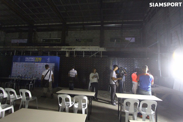 Mới đây trên các trang mạng xã hội hình ảnh phòng họp báo SEA Games 30 sau trận U22 Malaysia và U22 Myanmar đã khiến nhiều người phải giật mình vì không rõ đây là phòng tiếp truyền thông, báo chí hay một cái "chuồng nuôi lợn". Ảnh: Siamsport