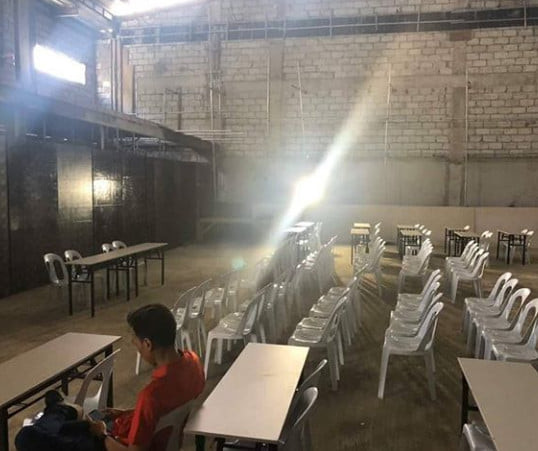 Quang cảnh làm việc thiếu thốn của cánh phóng viên tác nghiệp tại SEA Games 30 khiến NHM càng thêm lời chỉ trích công tác chuẩn bị của nước chủ nhà Philippines.