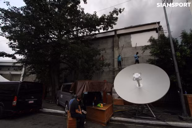 Thậm chí, phía ngoài phòng họp báo, mọi thông tin liên lạc đều vô cùng thô sơ khiến cánh báo chí tác nghiệp hết sức khó khăn. Ảnh: Siamsport