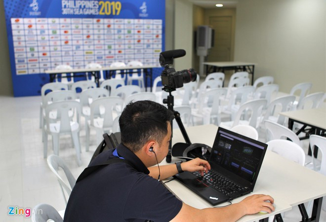 Phòng họp báo mới khang trang, sáng sủa và tiện nghi hơn. Căn phòng rộng khoảng 45 m2, với hơn 10 chiếc bàn dành cho phóng viên tác nghiệp trước và sau trận đấu. Ảnh: Zing