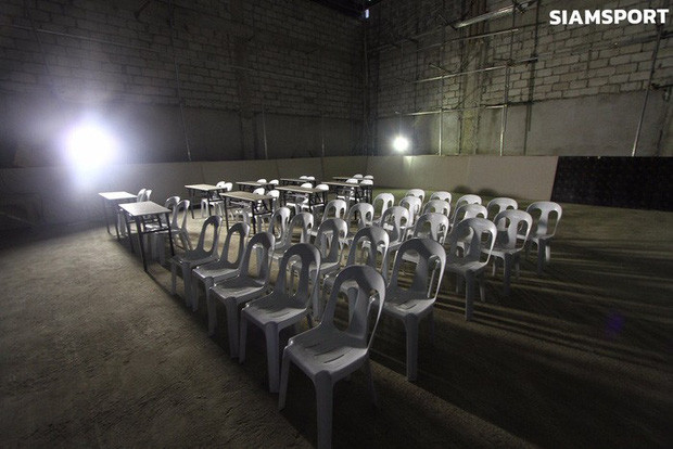 Chủ nhà Philippines đang tạo ra những ấn tượng rất xấu về công tác chuẩn bị, cũng như tổ chức tại SEA Games 30. Sau những rắc rối mà các đoàn thể thao gặp phải thì vừa qua, cánh truyền thông cũng phải trải nghiệm cảm giác làm việc trong phòng họp báo như "nhà kho" được BTC SEA Games 30 sắp xếp. Ảnh: Siamsport