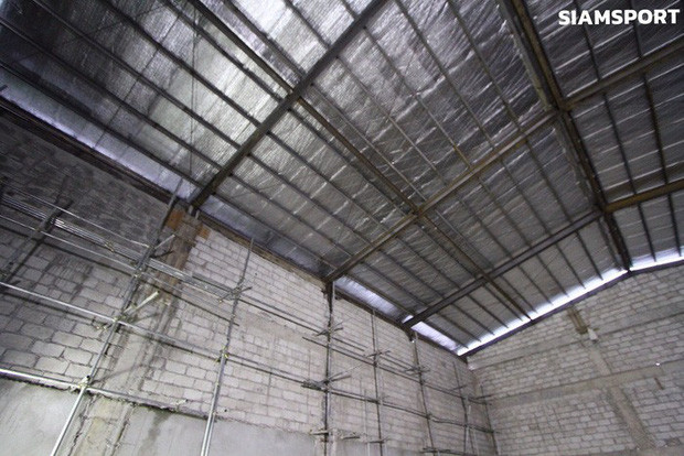 Việc sắp xếp phòng họp báo dạng "nhà kho" cho thấy sự thiếu chuyên nghiệp trong khâu tổ chức giải đấu của nước chủ nhà Philippines. Ảnh: Siamsport