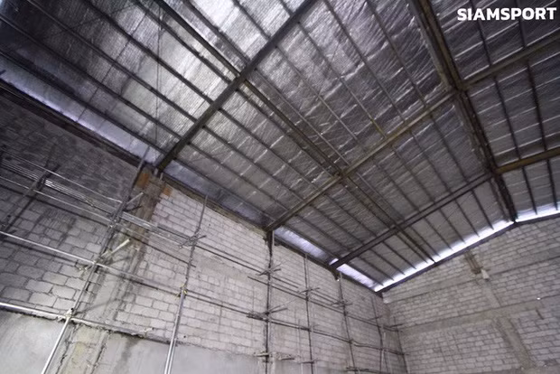 Việc sắp xếp phòng họp báo dạng "nhà kho" cho thấy sự thiếu chuyên nghiệp trong khâu tổ chức giải đấu của nước chủ nhà Philippines. Ảnh: Siamsport