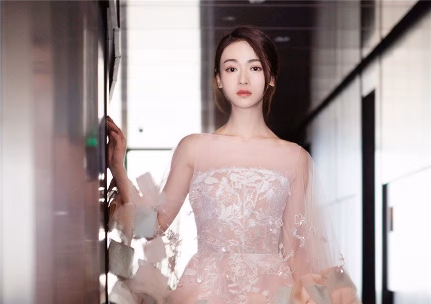 Tại liên hoan truyền hình Thượng Hải, cô đoạt giải Giải thưởng Bạch Ngọc Lan