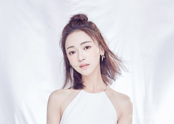 Thế nhưng, Ngô Cẩn Ngôn đã khiến công chúng thay đổi cách nhìn về mình nhờ diễn xuất tốt. Người xem còn nhận xét rằng càng nhìn Ngô Cẩn Ngôn, càng thấy cô toát ra vẻ đẹp lạ, vô cùng cuốn hút. Ngoài ra, khán giả nhận thấy gương mặt nữ diễn viên có nhiều nét tương đồng với nhiều ngôi sao nổi tiếng như Chương Tử Di, Lục Tiểu Linh Đồng, Trần Hiểu...