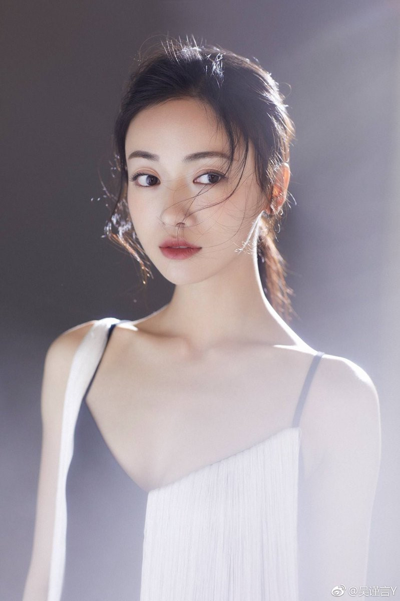 Chia sẻ với Apple Daily, Ngô Cẩn Ngôn nói cô đến với nghiệp diễn là điều không mong muốn. “Tôi không hề nghĩ sẽ là diễn viên. Từ nhỏ, tôi đam mê học ballet, khiêu vũ. Nhưng tai nạn gãy xương khi diễn đã khiến tôi tan vỡ giấc mơ. Thật sự không có cách nào khác để tiếp tục múa”, cô chia sẻ.