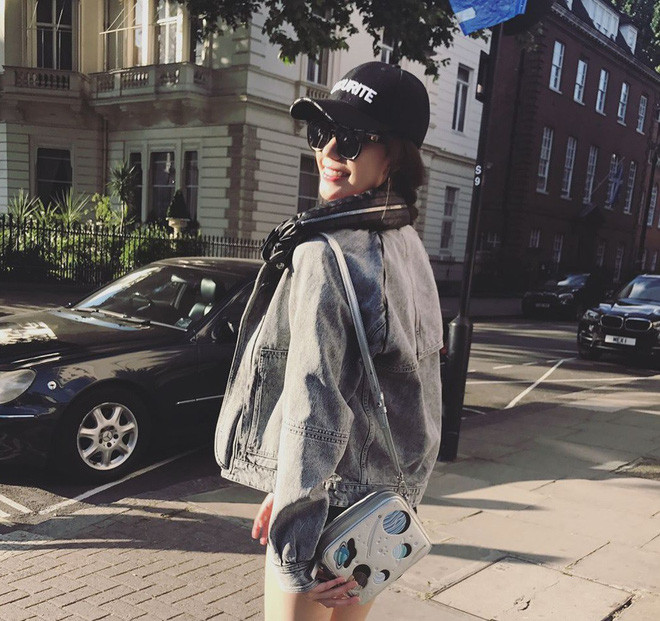 Theo những người bạn của Emily chia sẻ, dù check-in tại những địa điểm sang chảnh nhưng cô bạn này không thuộc tuýp người thích chơi bời thâu đêm suốt sáng như phần lớn những phú nhị đại khác mà chỉ dừng lại mục đích du lịch trải nghiệm. Điều này cũng được kiểm chứng qua trang cá nhân của cô nàng 18 tuổi này khi hiếm khi thấy những bức ảnh ảnh tiệc tùng được đăng tải.