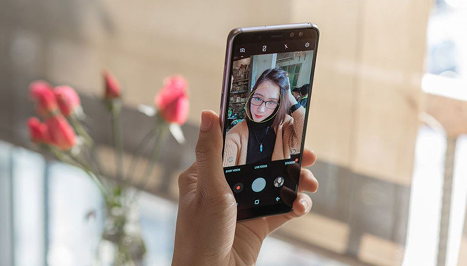 Đối với nhiều chị em, việc chụp ảnh tự sướng hay còn gọi là selfie là một phần không thể thiếu cho cuộc sống ảo trên mạng xã hội của họ. Nắm bắt được thời cơ này mà nhiều anh chàng đã nghĩ tới việc sẽ tặng quà ngày 8/3 cho vợ, người yêu mình để phục vụ cuộc sống ảo của họ tốt hơn.