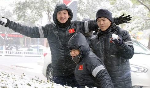 Các cầu thủ U23 Việt Nam thích thú vì lần đầu tiên được thấy tuyết.