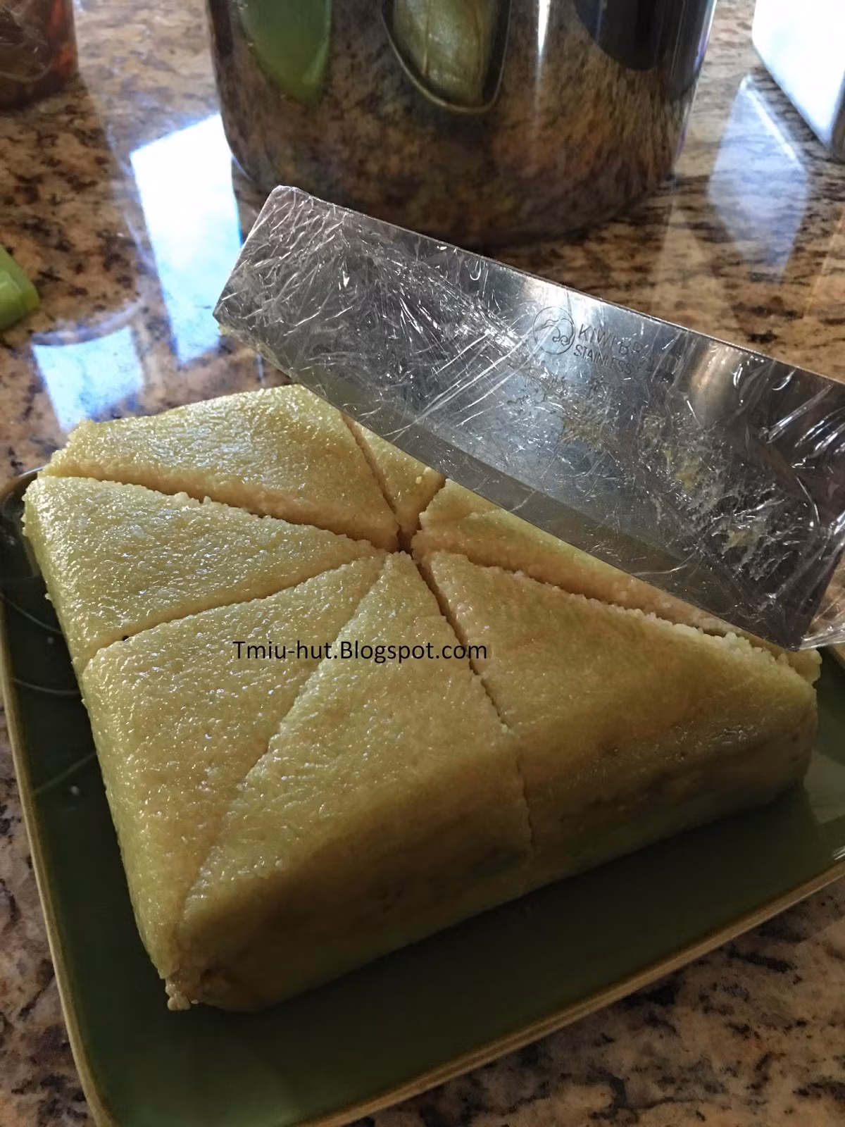 Đáp lại những lời bình luận cho rằng đàn ông trước khi lấy vợ cần phải biết làm việc nhà, nhiều đấng mày râu bày tỏ rằng thiên chức của người phụ nữ là giữ lửa trong bếp, lo cho con cái và chu toàn việc nhà. Còn việc của người đàn ông đó là ra xã hội kiếm tiền và lo những việc to lớn hơn.