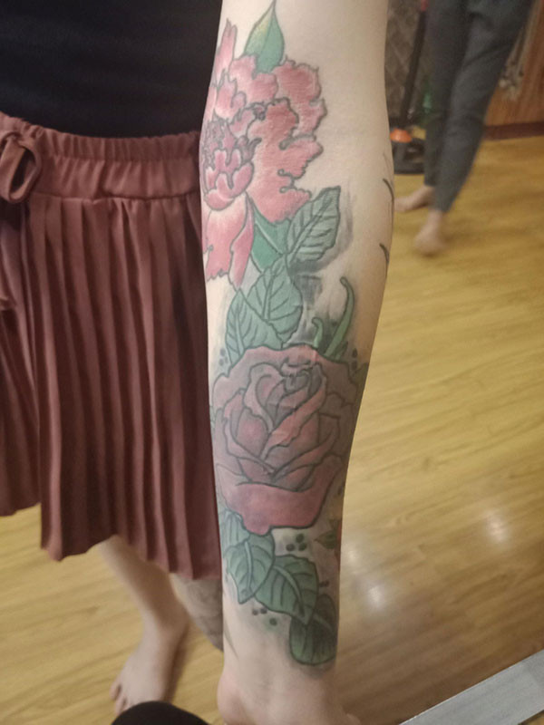 Nguyễn Thị Phụng năm nay 21 tuổi, hiện đang sống tại TP HCM. Cô gái trẻ có gương mặt ưa nhìn này là một trong những "tín đồ" của môn nghệ thuật xăm hình.