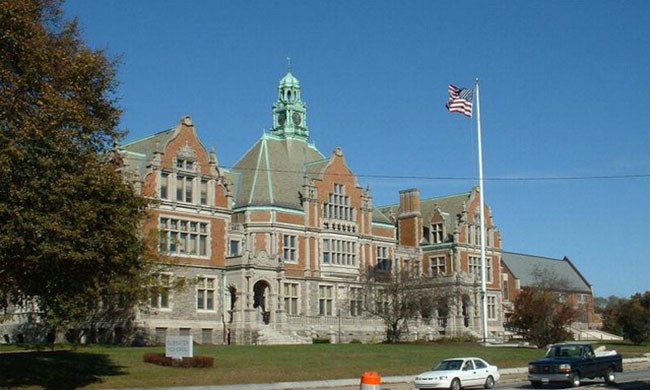 Trường trung học Fairhaven, Fairhaven bang Massachusetts: Trường trung học có hình thức độc đáo kỳ lạ này đã được Henry Huttleston Rogers, người đã đứng ra xây dựng và tặng nó cho thị trấn này thuê các thợ nề người Ý và thợ khắc gỗ người Đức để thiết kế nên một kiến trúc với các chi tiết cực kỳ tinh tế.