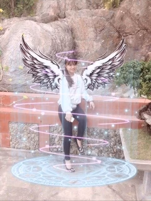 Theo đó, với vòng xoáy zích zắc hình bầu dục cùng nhiều những viên kim cương màu trắng sáng đã khiến các chị em mê mệt chỉnh sửa ảnh theo phần mềm này. Thậm chí, trên nhiều diễn đàn chị em, một số chị em biến tấu thêm 1 số chi tiết khác như lắp thêm đôi cánh thiên thần, trái tim