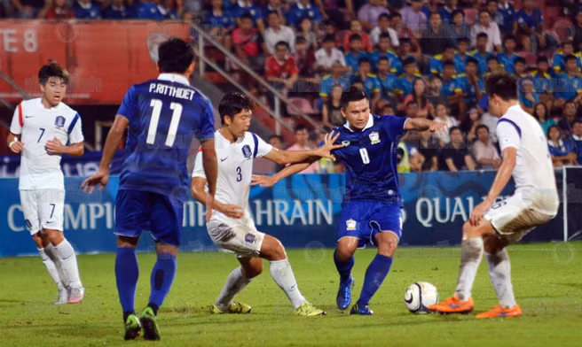 Trong trận mở màn tại vòng loại U19 châu Á, Suksan mungpao đã có cú đúp giúp U19 Thái Lan vượt qua U19 Đài Loan (TQ) với tỷ số 3-0 và sau đó cũng chính cầu thủ này đóng góp một bàn thắng vào chiến thắng 3-0 của U19 Thái Lan trước người láng giềng trong khu vực ĐNA là Singapore.