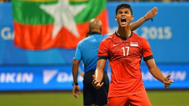Irfan Fandi (Singapore) là con trai của huyền thoại bóng đá Singapore là Fandi Ahmad. Năm 2013, Irfan Fandi từng lọt vào top 20 cầu thủ trẻ triển vọng khu vực ĐNA do trang Goal.com bình chọn. Năm 2014, Irfan Fandi lại tiếp tục lọt vào top 40 cầu thủ trẻ tài năng của bóng đá thế giới cùng với Thanh Hậu của Việt Nam do tờ Guardian bình chọn.