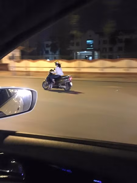 Mới đây, một bức ảnh ghi lại cảnh bà mẹ trẻ đặt con lên phần để chân của xe ga rồi phi nhanh giữa phố đã khiến cư dân mạng vô cùng phẫn nộ. Hầu hết mọi người đều rùng mình trước cách đèo con vô cùng nguy hiểm của bà mẹ trẻ.