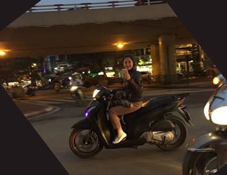 Hình ảnh bà mẹ đi xe SH, đầu không đội mũ bảo hiểm, đặt con đứng trên phần để chân của xe ga, vừa lái xe vừa giơ điện thoại chụp ảnh được Beckham ghi lại trong dịp sang Việt Nam khiến nhiều người phẫn nộ.