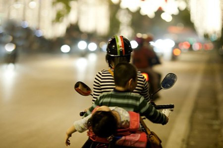 Bà mẹ không biết con mình đang ngả ra sau ngủ ngon lành?