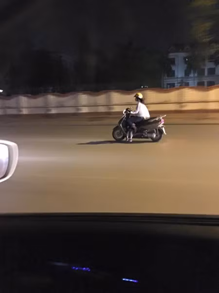 Trước đó, trên các trang mạng xã hội cũng rất nhiều lần chia sẻ những hình ảnh đèo con kỳ dị của các bậc cha mẹ Việt. Họ “hồn nhiên” để con ở những tư thế nguy hiểm, chòng chành rồi phi nhanh trên phố mà không nghĩ đến trường hợp xấu nhất có thể xảy ra.