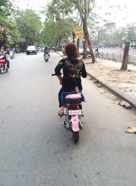 Đứa trẻ ngồi lệch trên xe.