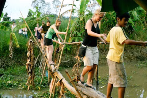 Cái tên cầu khỉ được lấy từ hình ảnh con người đi qua chiếc cầu đong đưa, dáng người lom khom giống như những chú khỉ đang đi sang sông. Ảnh: Ditinews.