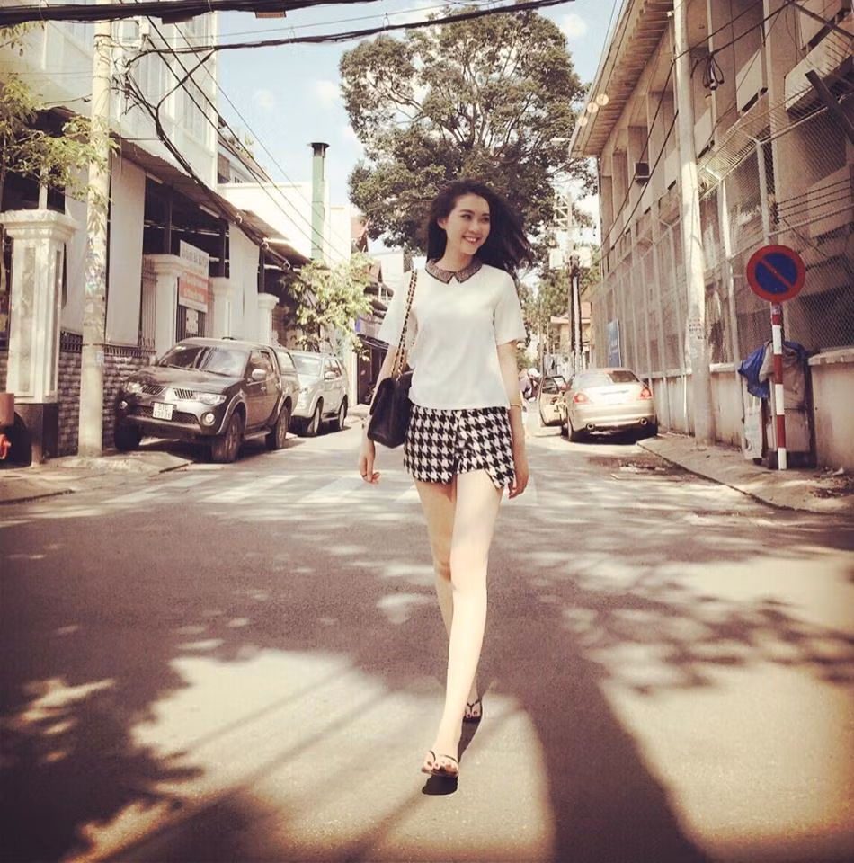 Ngoài thời gian học tập trên lớp, Tường Linh thường xuyên nhận được lời mời làm người mẫu ảnh cũng như diễn viên đóng MV ca nhạc.