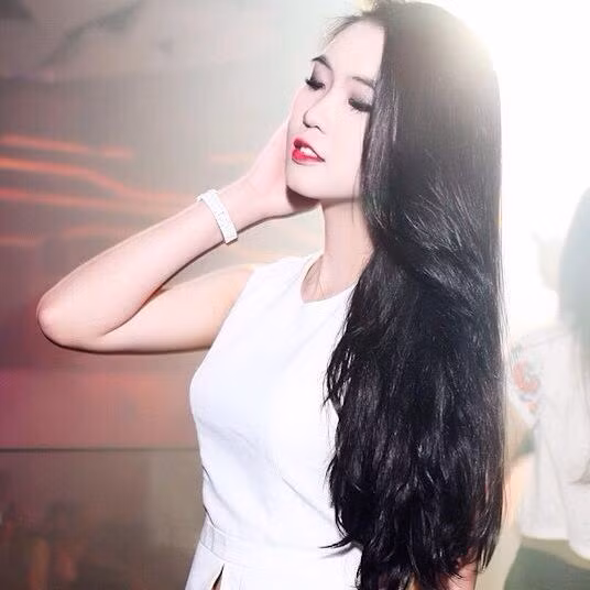 Với chiều cao 1m68, nặng 47kg, Tường Linh khiến người khác phải ngả nghiêng ngắm nhìn mình. Đặc biệt là mỗi khi cô nở nụ cười tỏa nắng.