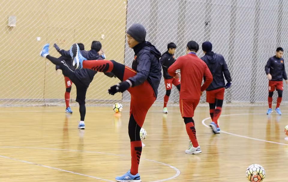 Nhiệt độ tại Thường Châu lúc này xuống dưới 0 độ cùng tuyết rơi dày đặc, ảnh hưởng nghiêm trọng đến buổi tập của U23 Việt Nam. Chính bởi vậy, HLV Park Hang Seo đã linh hoạt điều chỉnh kế hoạch tập từ ngoài sân chuyển vào trong nhà cho các cầu thủ.