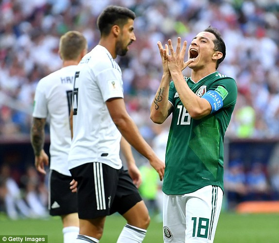 Cũng từ một miếng đánh vào cánh của Kimmich, các cầu thủ Mexico đã trừng phạt sự lơ là của ĐT Đức ở phút 36, nhận bóng từ Vela, Lozano bứt tốc xuyên phá vào cánh phải của Kimmich trước khi có cú quặt bóng bằng chân trái cực dẻo hạ bộ đôi trung vệ Boateng và Hummels rồi cuối cùng là nã một pha sút bóng "sấm sét" vào góc gần khiến Neuer không kịp trở tay.