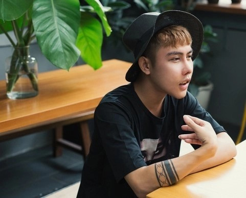 Yên ắng được một thời gian, Tùng Sơn đùng đùng khiến người ta giật mình khi thấy "công chúa thủy tề" đi diễn, và hiện tại lịch biểu diễn của Tùng Sơn còn khá dày.