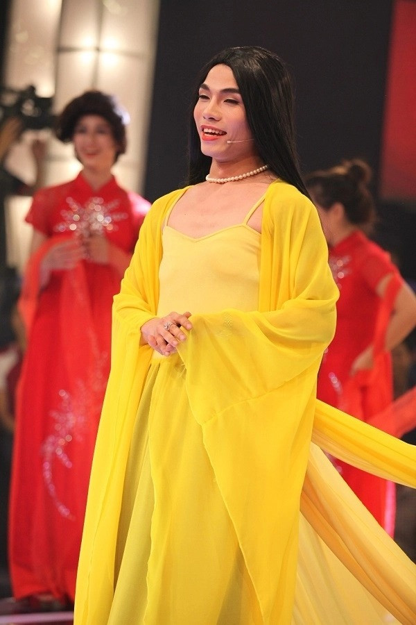 Hóa thân thành một vị nương nương thời xưa, Kenny Sang đã khiến Trấn Thành và Việt Hương liên tục bật cười với kiểu nói chuyện chẳng giống ai của thảm họa mạng này.