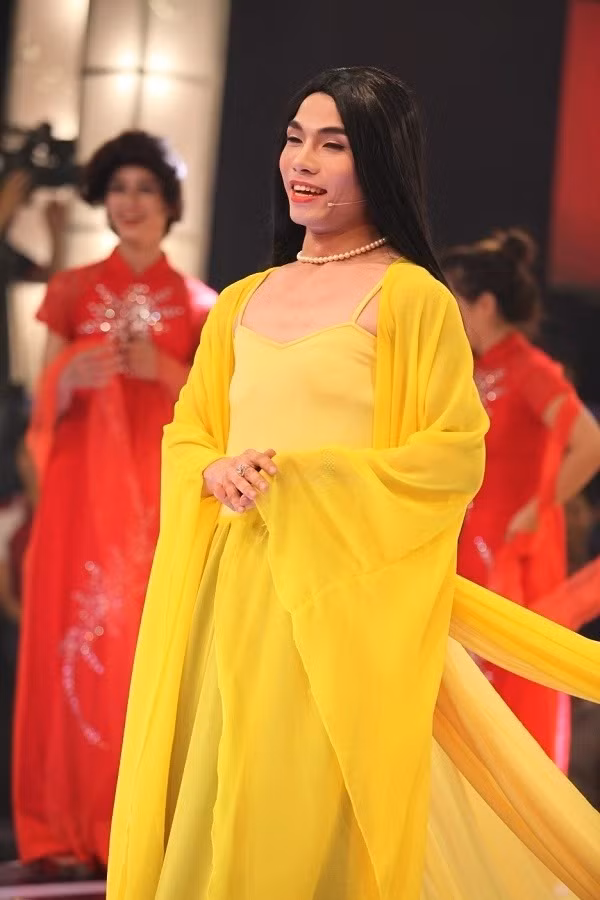 Hóa thân thành một vị nương nương thời xưa, Kenny Sang đã khiến Trấn Thành và Việt Hương liên tục bật cười với kiểu nói chuyện chẳng giống ai của thảm họa mạng này.