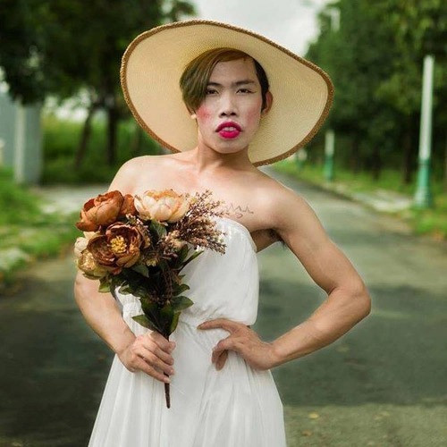 Tùng Sơn nổi lên từ loạt clip khóc lóc, thương nhớ người yêu và những bộ ảnh, màn ca hát, nhảy nhót quá lố, được dân mạng đặt cho biệt danh "công chúa thủy tề".